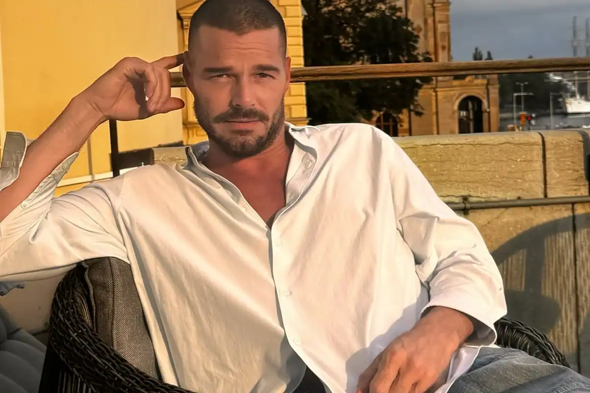 Fãs resgatam foto de Ricky Martin exibindo tatuagem
